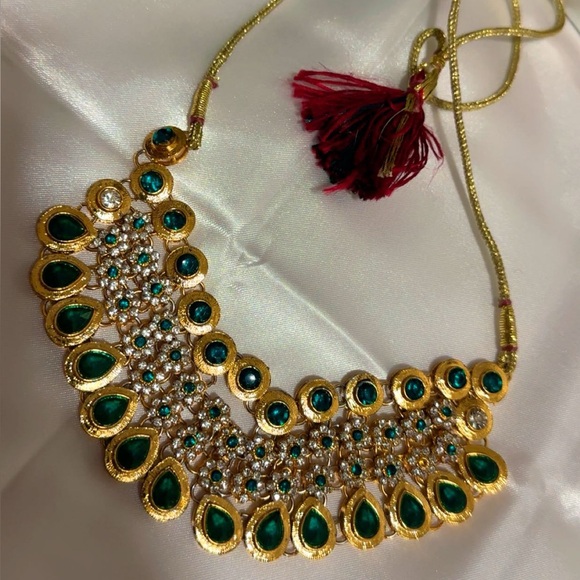 Luxurious Emerald and Gold Necklace - Picture 6 of 6